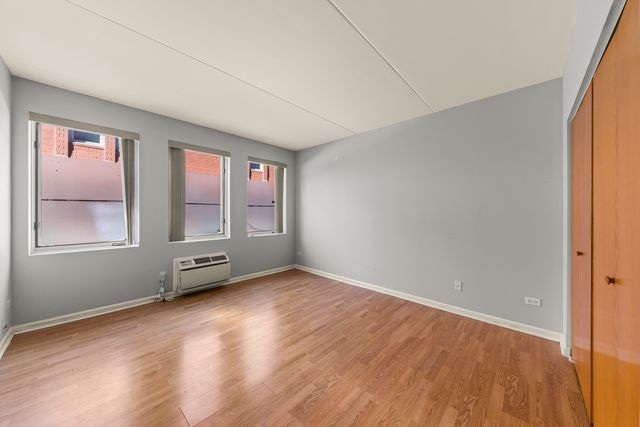 1041 Susan Collins Lane 102, Oak Park, IL 60302