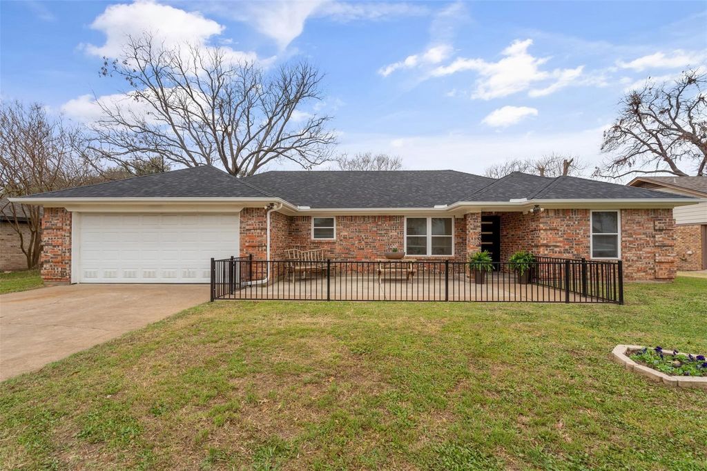 904 Meadowlark Lane, Granbury, TX 76048