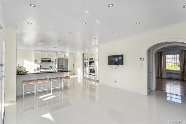 13 Arbor Place, Glen Cove, NY 11542