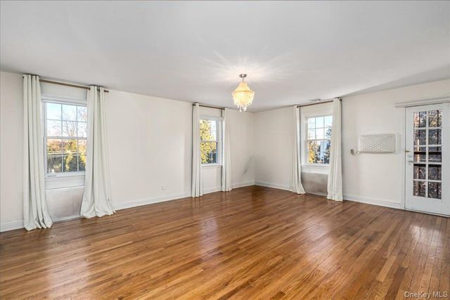 13 Arbor Place, Glen Cove, NY 11542