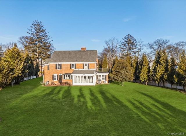 13 Arbor Place, Glen Cove, NY 11542