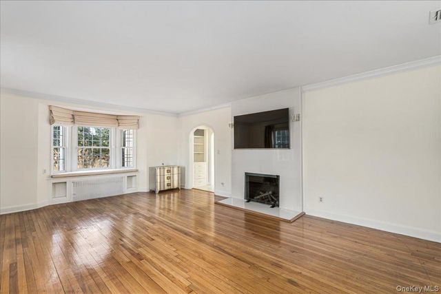 13 Arbor Place, Glen Cove, NY 11542