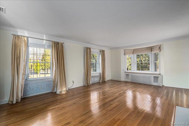 13 Arbor Place, Glen Cove, NY 11542