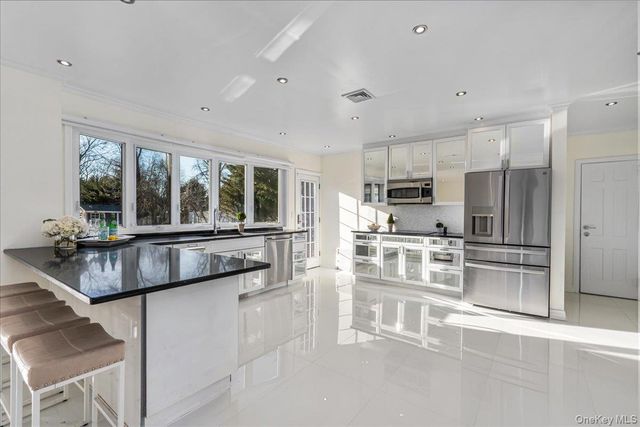 13 Arbor Place, Glen Cove, NY 11542