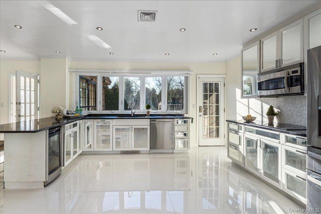 13 Arbor Place, Glen Cove, NY 11542