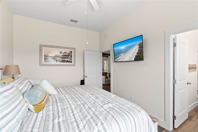 175 Paradise Dr, Rockport, TX 78382