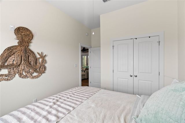 175 Paradise Dr, Rockport, TX 78382