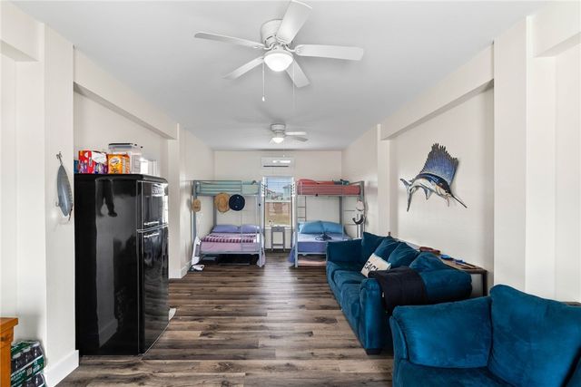 175 Paradise Dr, Rockport, TX 78382