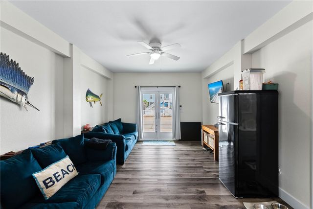 175 Paradise Dr, Rockport, TX 78382