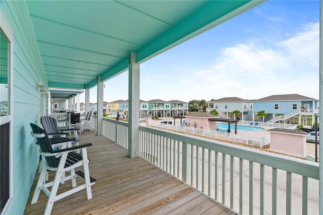 175 Paradise Dr, Rockport, TX 78382
