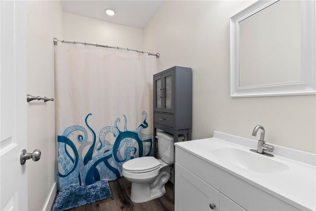 175 Paradise Dr, Rockport, TX 78382