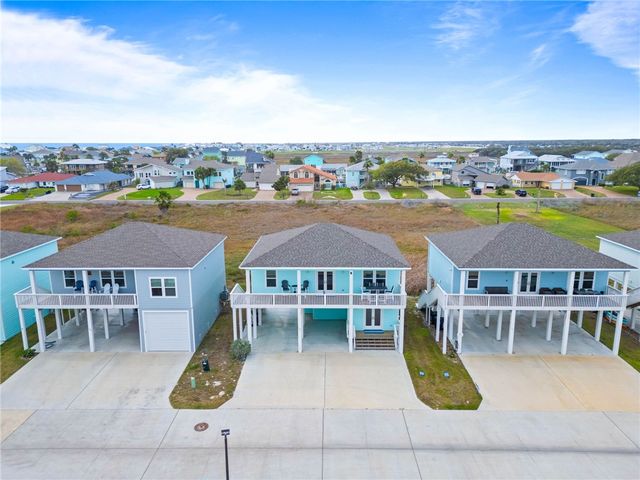 175 Paradise Dr, Rockport, TX 78382