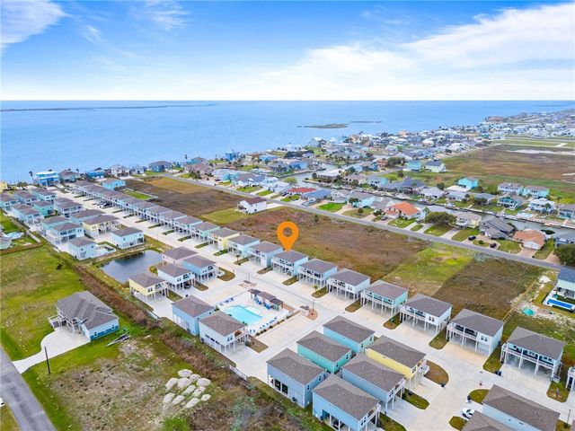 175 Paradise Dr, Rockport, TX 78382