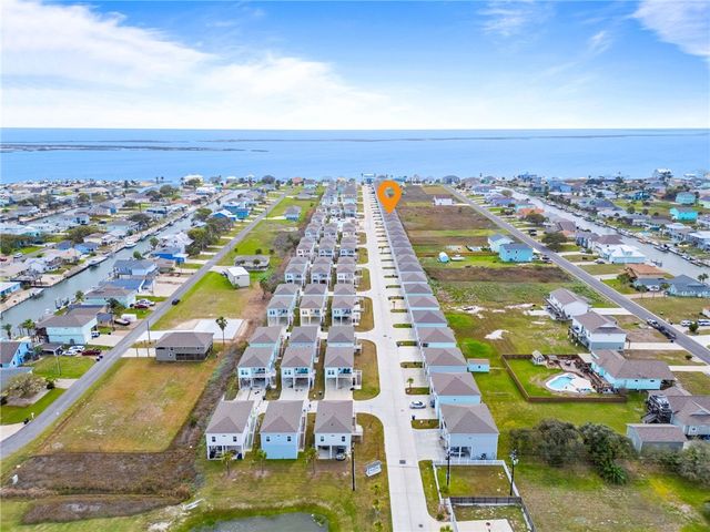 175 Paradise Dr, Rockport, TX 78382
