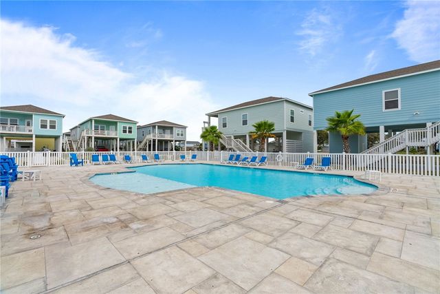 175 Paradise Dr, Rockport, TX 78382