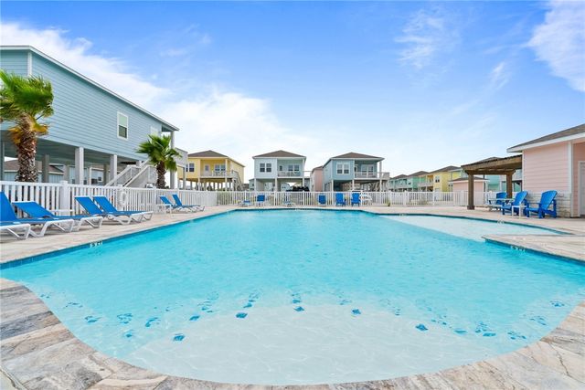 175 Paradise Dr, Rockport, TX 78382