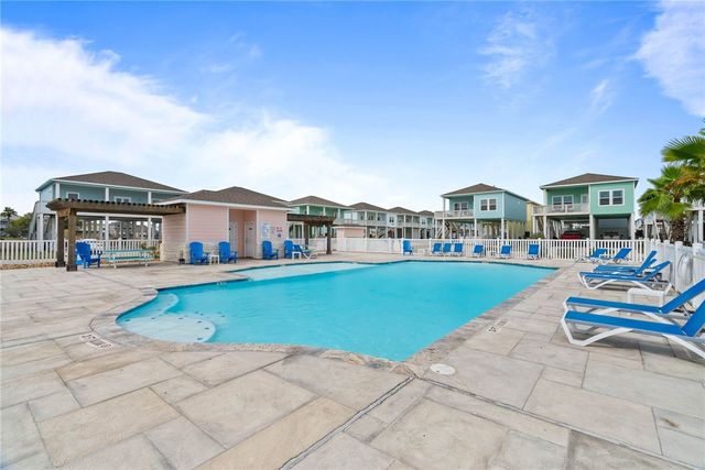 175 Paradise Dr, Rockport, TX 78382