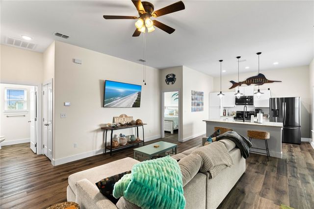 175 Paradise Dr, Rockport, TX 78382