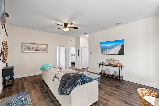 175 Paradise Dr, Rockport, TX 78382