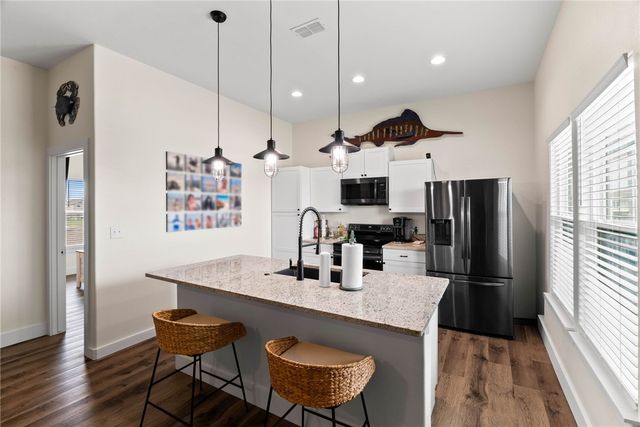 175 Paradise Dr, Rockport, TX 78382