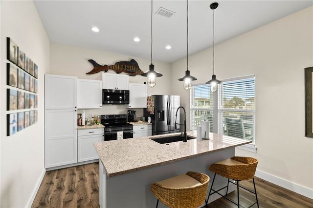 175 Paradise Dr, Rockport, TX 78382