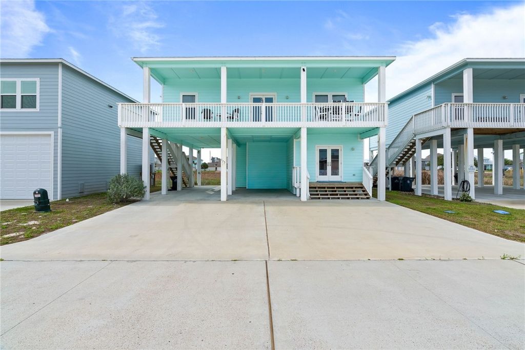 175 Paradise Dr, Rockport, TX 78382