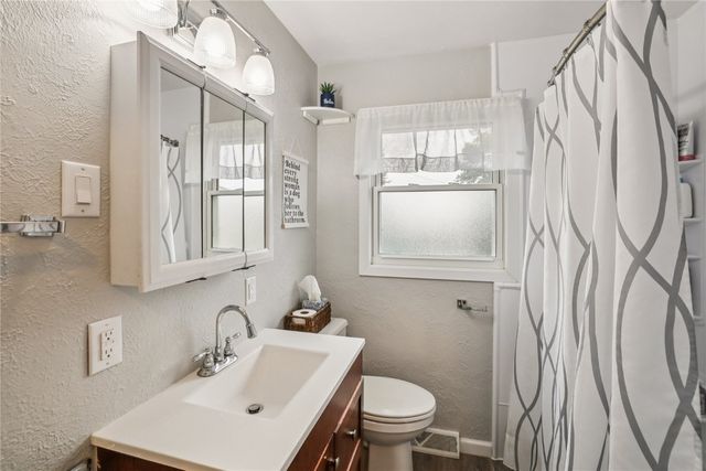 802 12th Street E, Vinton, IA 52349