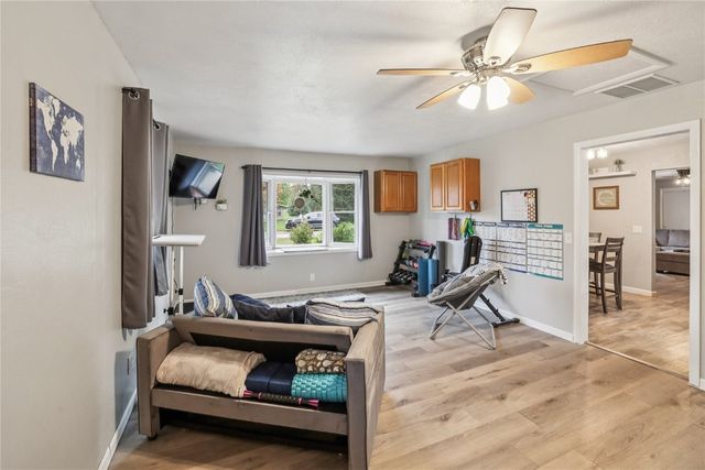 802 12th Street E, Vinton, IA 52349