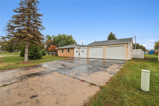 802 12th Street E, Vinton, IA 52349