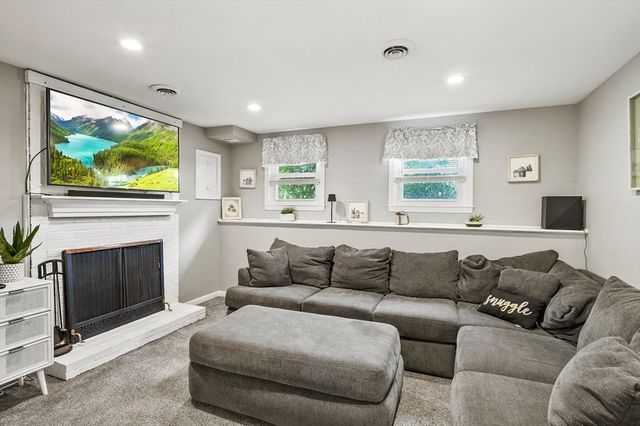 5 Hawthorne Circle, Northborough, MA 01532