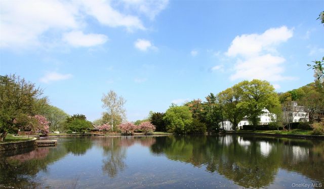 21 Lumber Road 3B, Roslyn, NY 11576