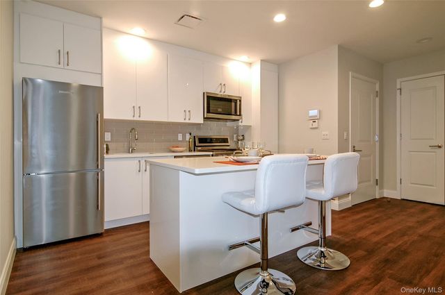 21 Lumber Road 3B, Roslyn, NY 11576