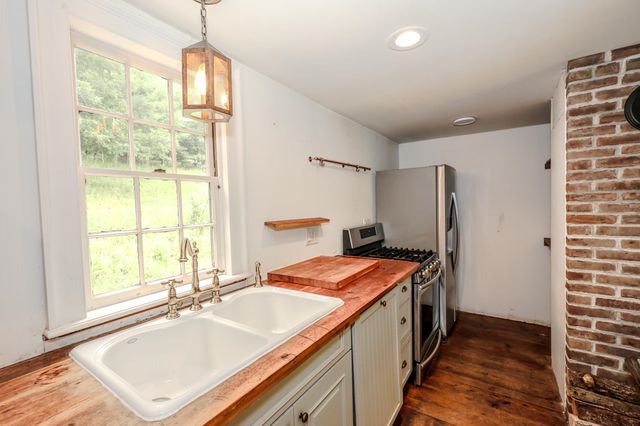 301 Tiffany Hill Road, Weare, NH 03281