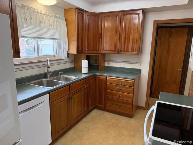 20018 Mauer Street, Saint Clair Shores, MI 48080