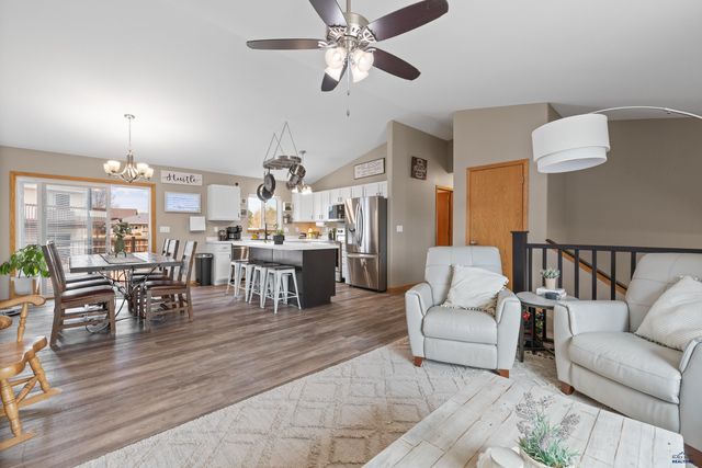 4007 GRAPEVINE LN, Rapid City, SD 57701