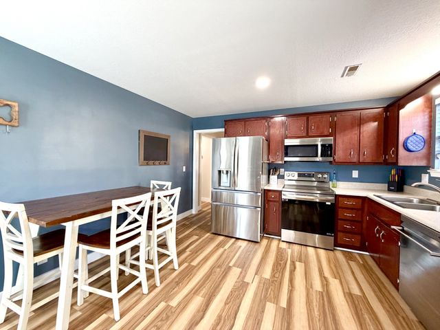 320 Cottonwood Ct, Clarksville, TN 37040