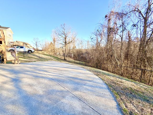320 Cottonwood Ct, Clarksville, TN 37040