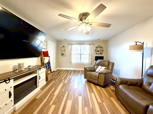 320 Cottonwood Ct, Clarksville, TN 37040