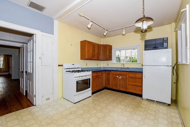 28 Main Street, Mattapoisett, MA 02739