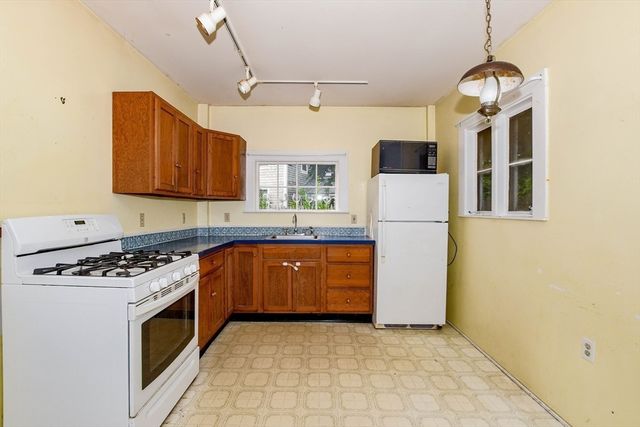 28 Main Street, Mattapoisett, MA 02739