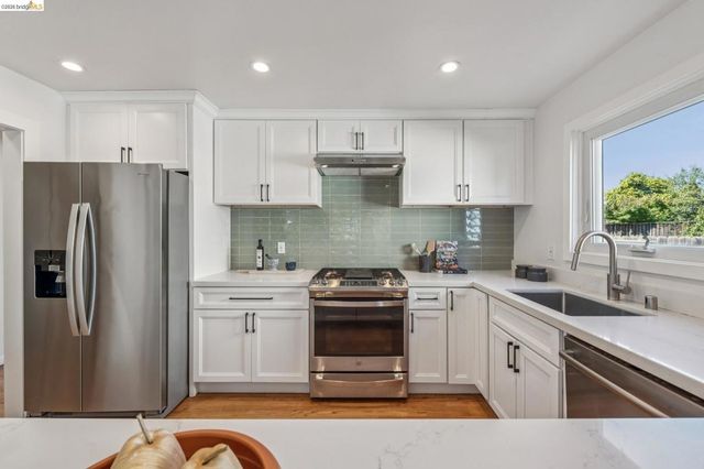 758 61St St, Oakland, CA 94609