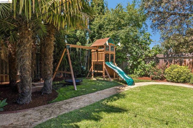 758 61St St, Oakland, CA 94609