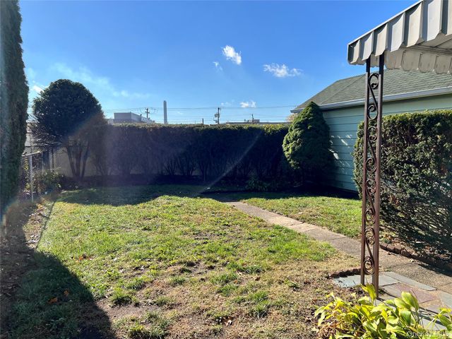 40 Lafayette Avenue, Westbury, NY 11590