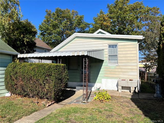 40 Lafayette Avenue, Westbury, NY 11590