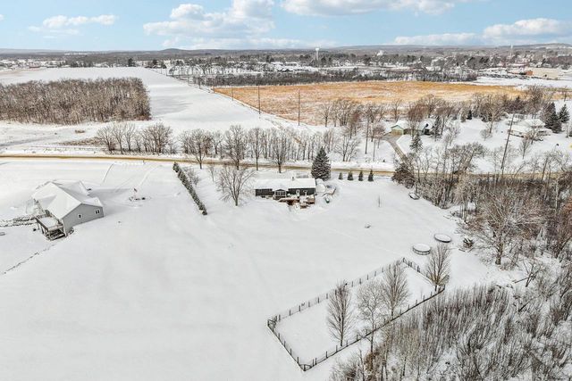 402 Schwantz Road, Pardeeville, WI 53954