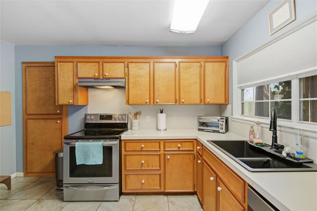 106 S Mattson Street, West Columbia, TX 77486