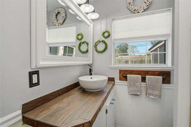 106 S Mattson Street, West Columbia, TX 77486