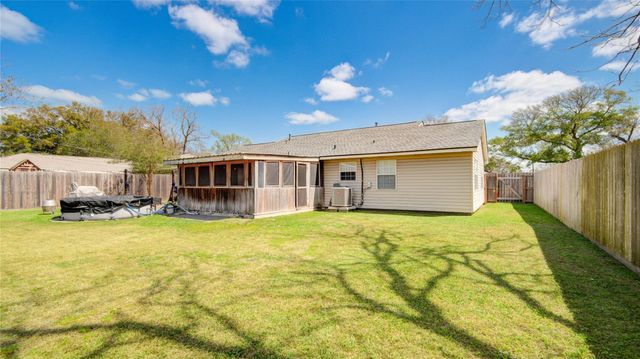 106 S Mattson Street, West Columbia, TX 77486