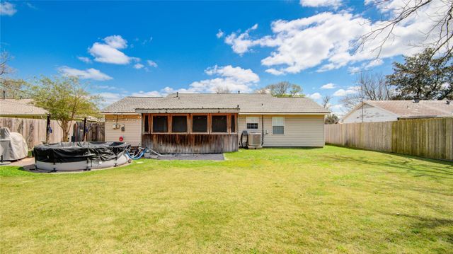 106 S Mattson Street, West Columbia, TX 77486