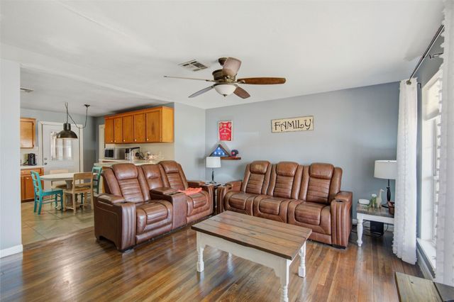 106 S Mattson Street, West Columbia, TX 77486